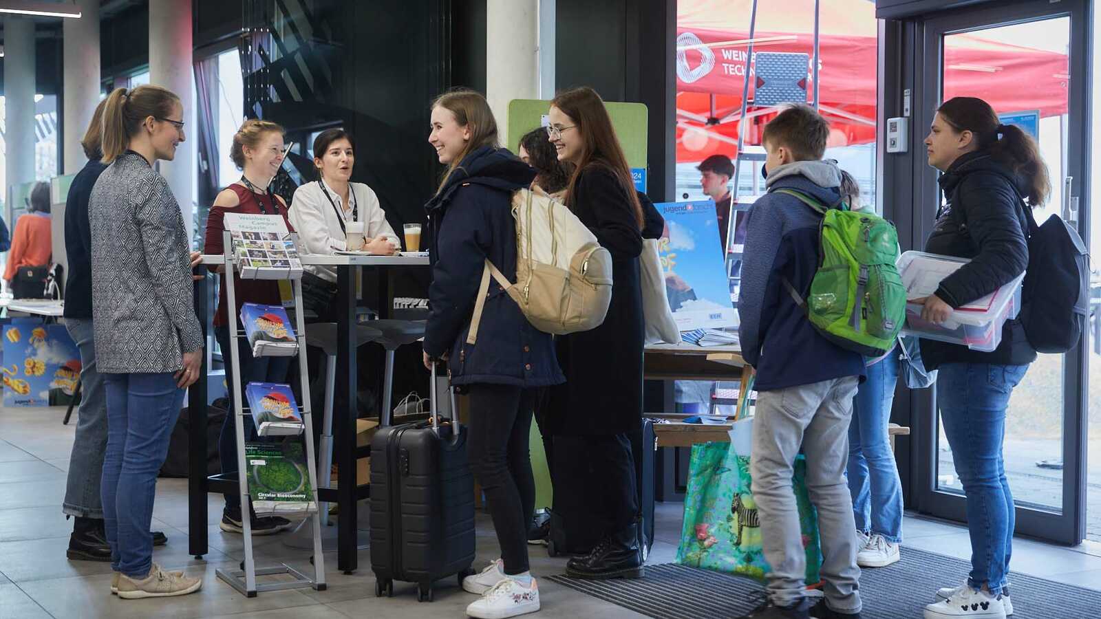 Menschenschlange bei der Anmeldung am Infoschalter