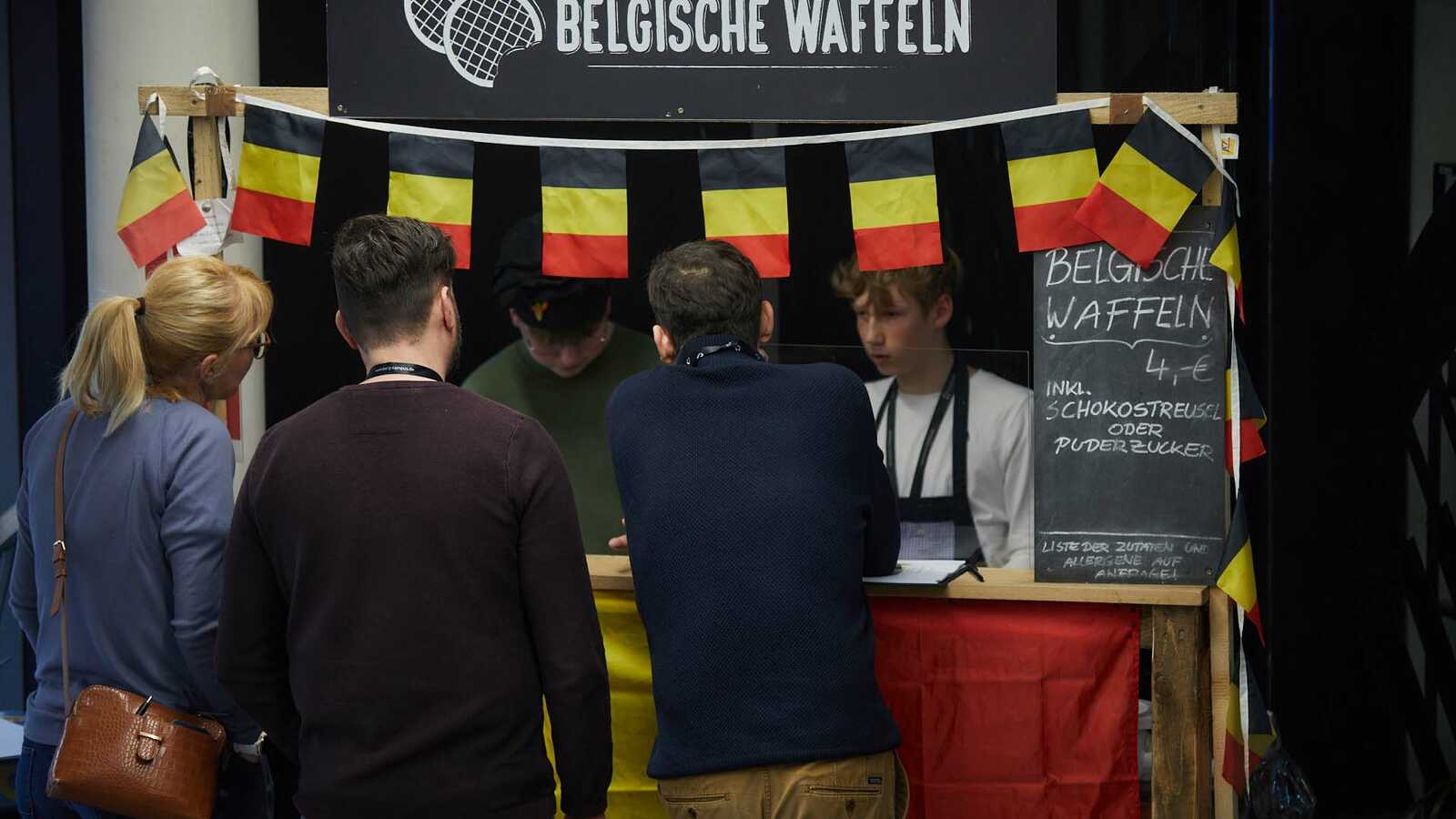 Waffelstand von Jungforschenden mit belgischen Flaggen geschmückt