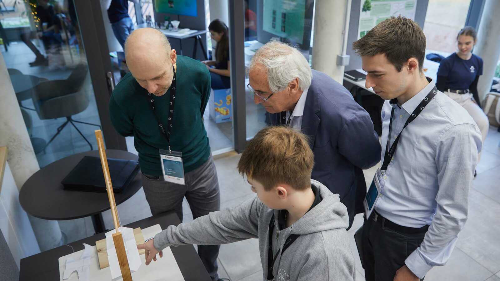 Jurymitglieder im Gespräch am Stand mit Jungforschenden