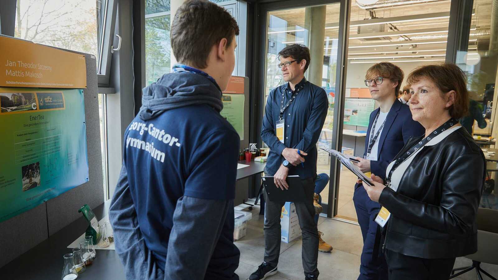 Jurymitglieder im Gespräch mit Jungforschenden