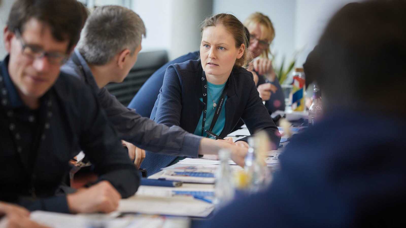 Jurymitglieder am Tisch im Gespräch