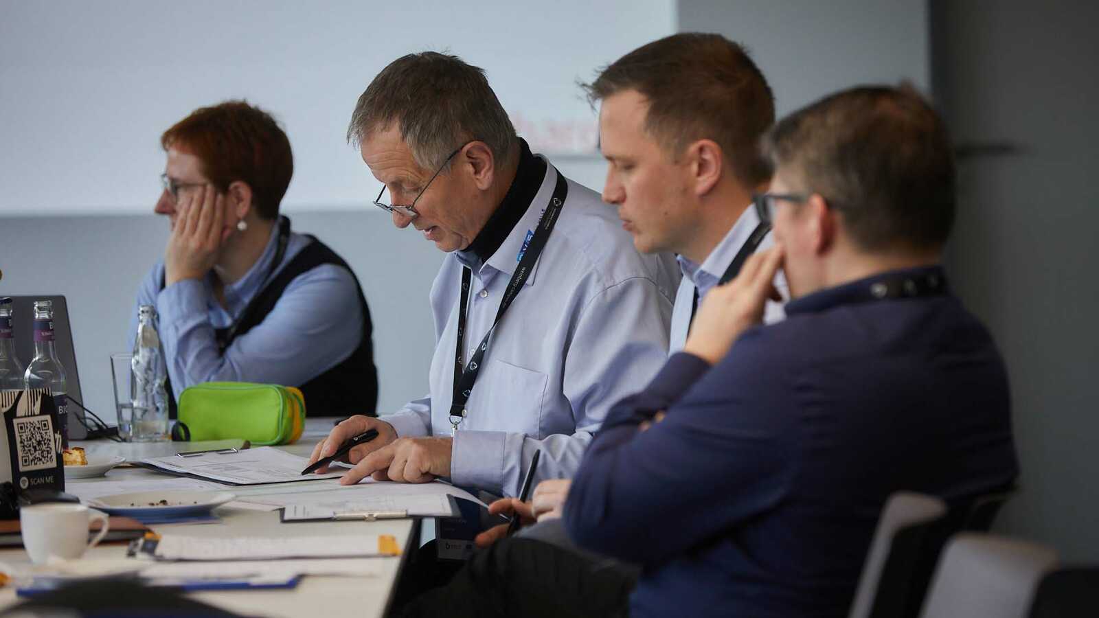 Jurymitglieder am Tisch bei der Sichtung von Unterlagen