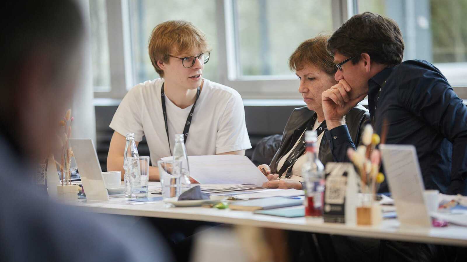 Jurymitglieder am Tisch im Gespräch