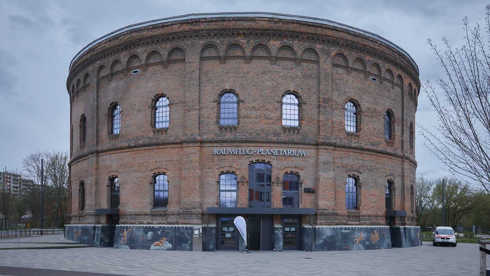 Planetarium Halle von außen, ein altes Gasometer