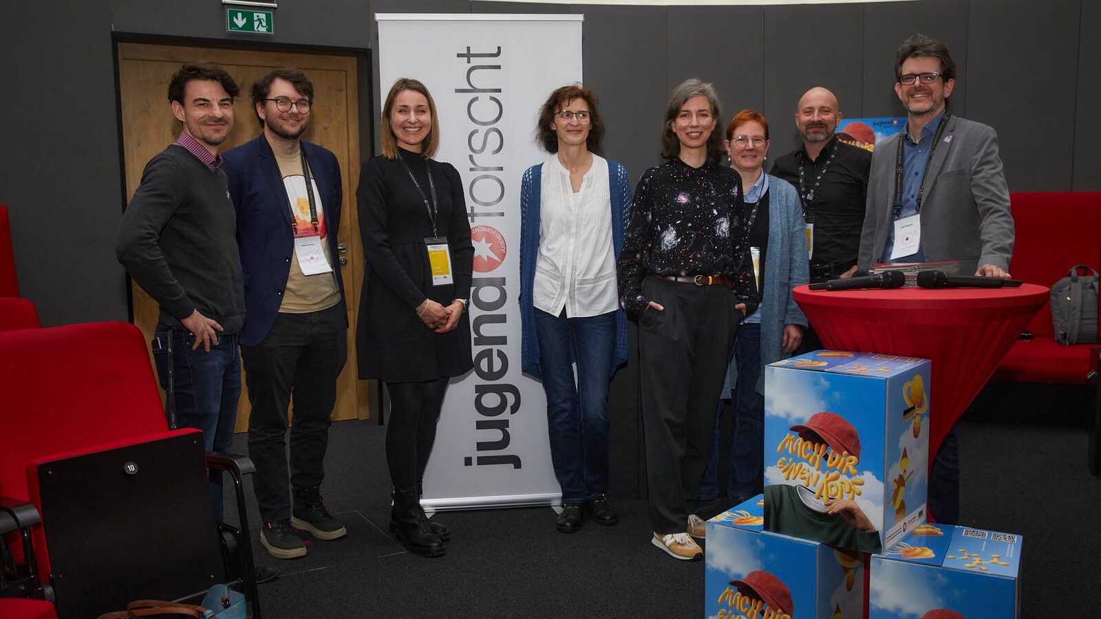 Gruppenfoto vom Jufo-Team mit dem Team des Planetariums Halle im Sternensaal