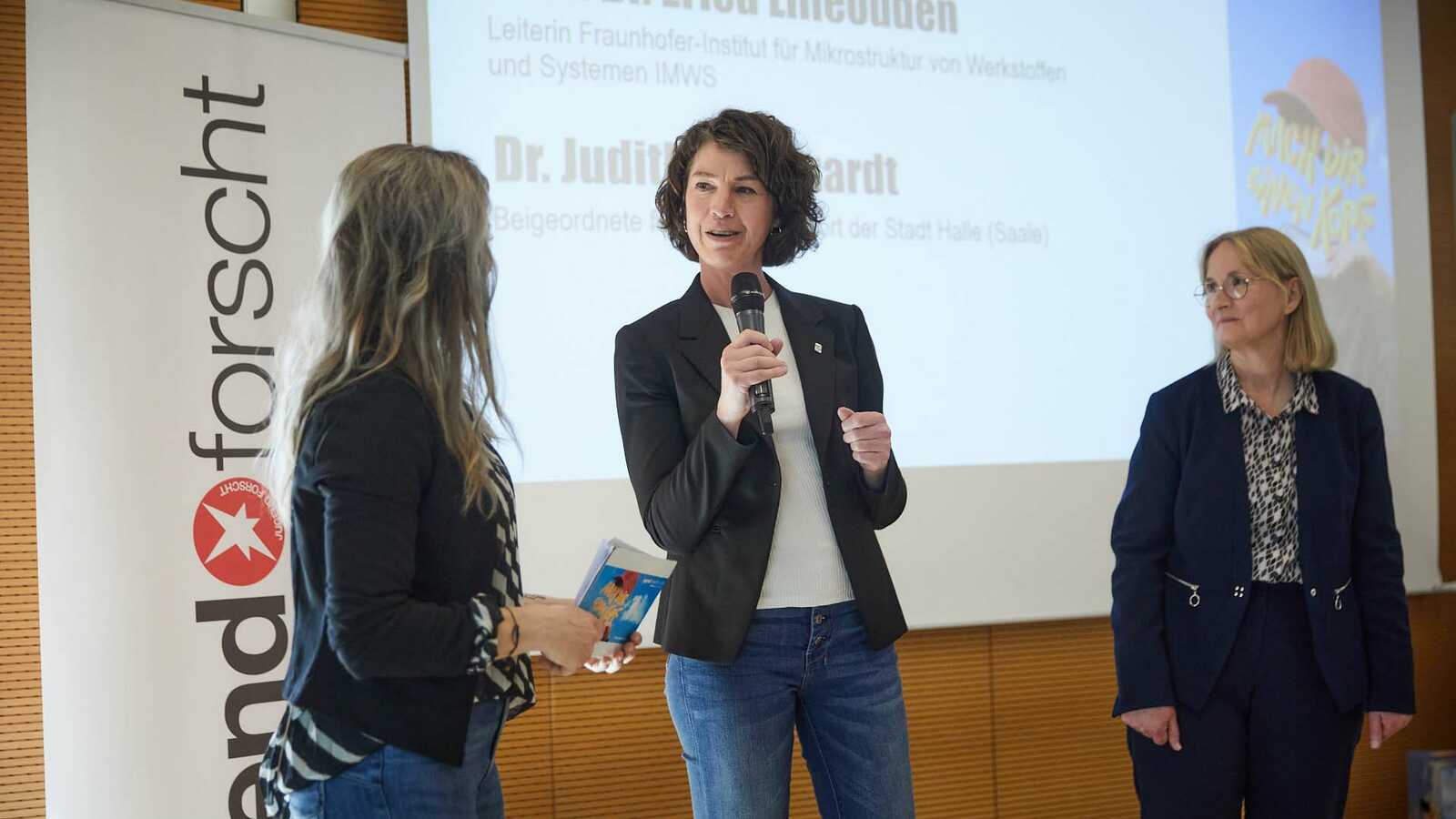 Leiterin des Fraunhofer IMWS im Gespräch mit Moderation und Vertreterin der Stadt Halle (Saale)