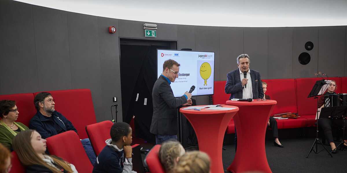 Foto: TGZ Halle/ Marco Warmuth Landtagspräsident Dr. Gunnar Schellenberger bei Prämierung