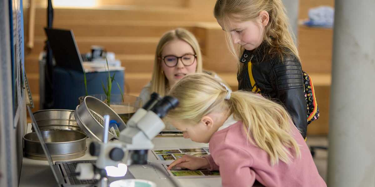 Jugend forscht Teilnehmende beim Experimentieren