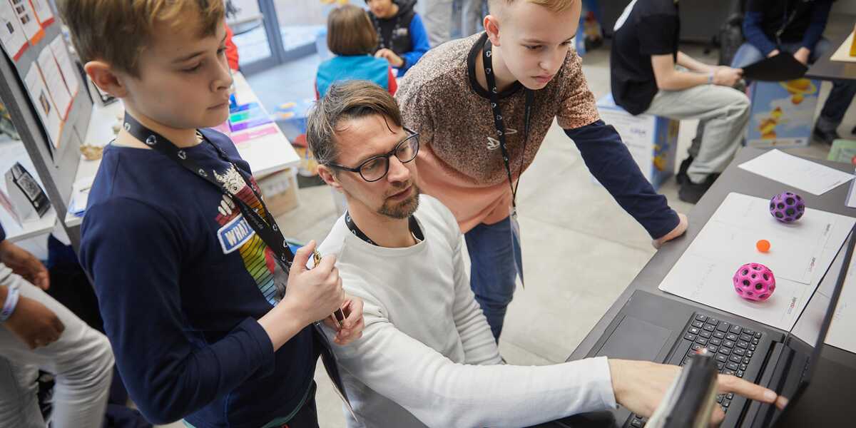 Foto: TGZ Halle/Marco Warmuth Jugend forscht Teilnehmende beim Landeswettbewerb
