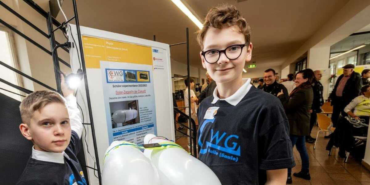 Hagen Willmann (links) und Paul Wormuth (rechts) freuen sich über den Sieg und sind überzeugt morgen fliegen wir alle mit dem Zeppelin